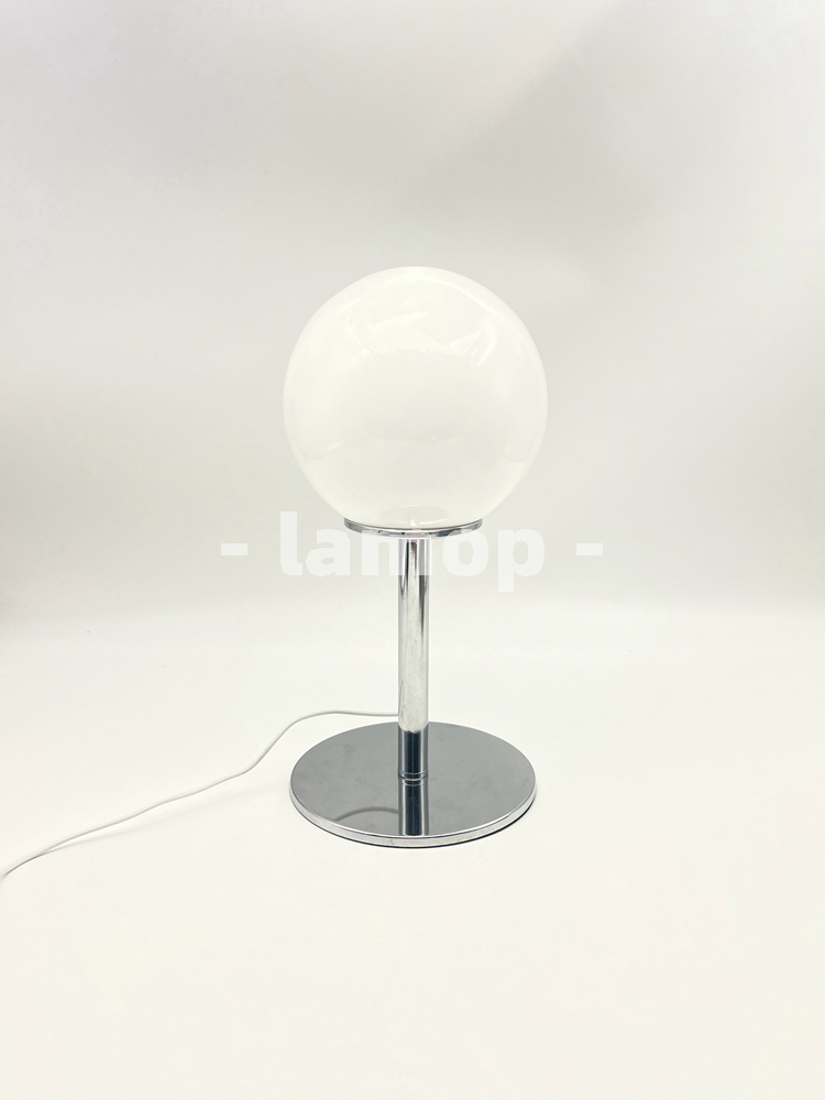 밀키 화이트 솔리드 글로브 크롬 얇은 폴 테이블 램프  - Decor Lighting Lamps 리뷰 및 가격